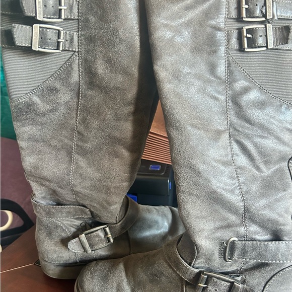 Baretraps 8.5 Tall Distressed Boots - Picture 4 of 5